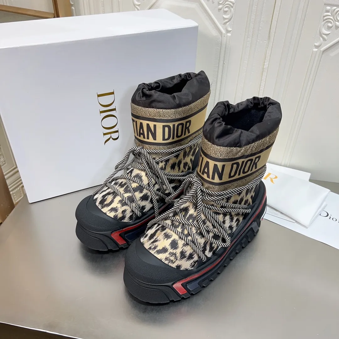Men's shoes p600! The highest version on the market, Dior Dior's king style snow boots, ski boots, fat and cute, so cute →_→ from the DiorAlps limited series, unique. Shiny nylon Oblique print upper with criss-cross straps for an ideal fit. The technical fabric of the boot shaft, short-cut version, can be worn in the city or in the mountains. It makes the calf slimmer and taller, warm and concave. The boot shaft and sole are made of original waterproof padded lining. The embroidered fabric is original star ⭐ rubber non-slip thick sole and multi-module combination outsole. The size is 35-40. 41Customized